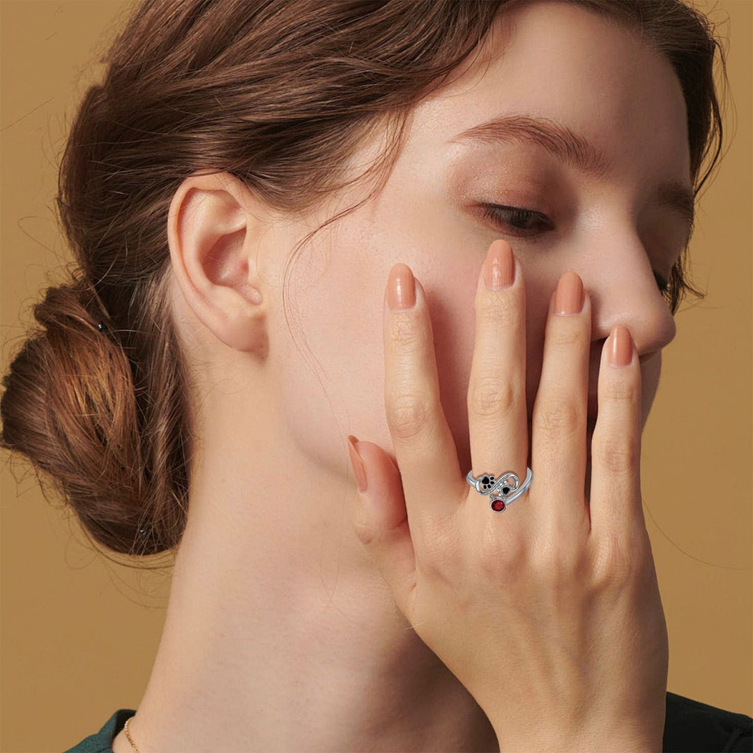 טבעת מתכווננת עם הדפסי טפרים שחורים ואבן חן אדומה