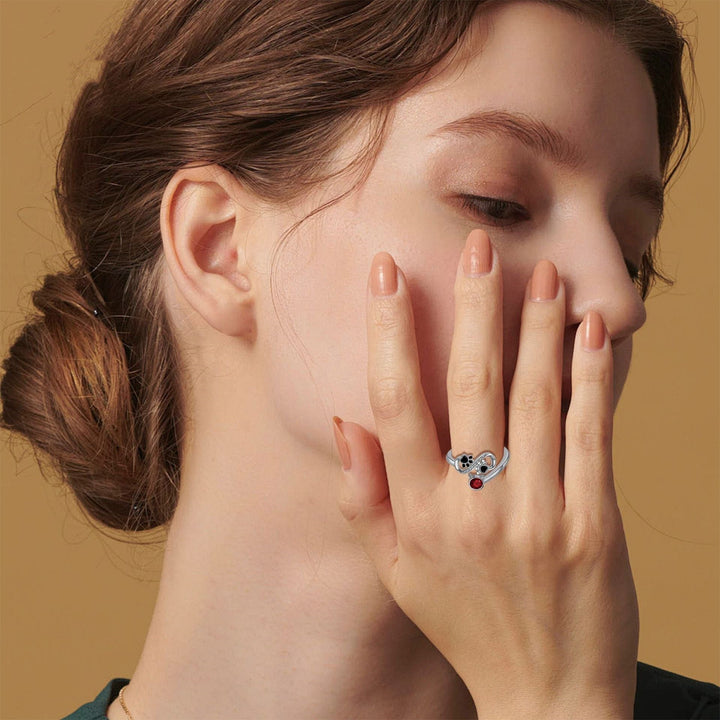 טבעת מתכווננת עם הדפסי טפרים שחורים ואבן חן אדומה