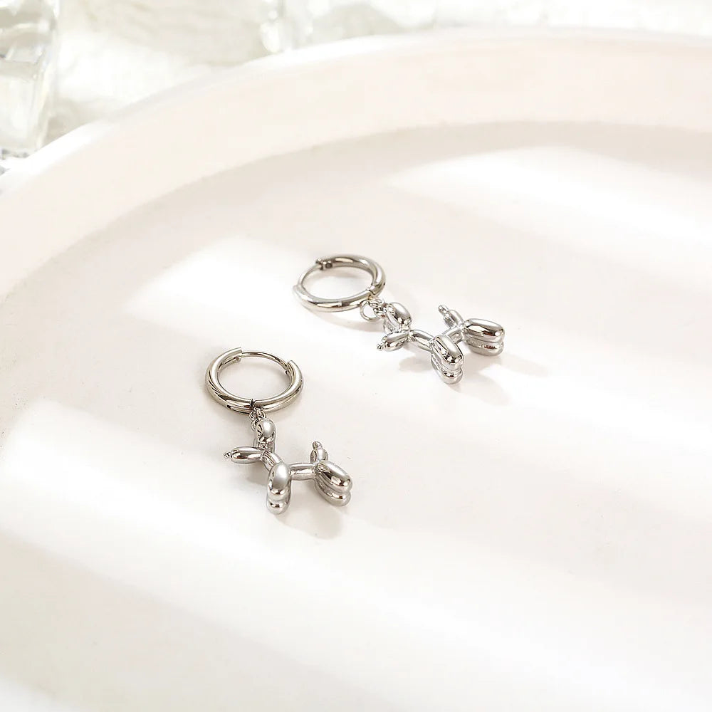 עגילי כלב הבלון המינימליים – חישוק זהב עם תליון כלב משעשע