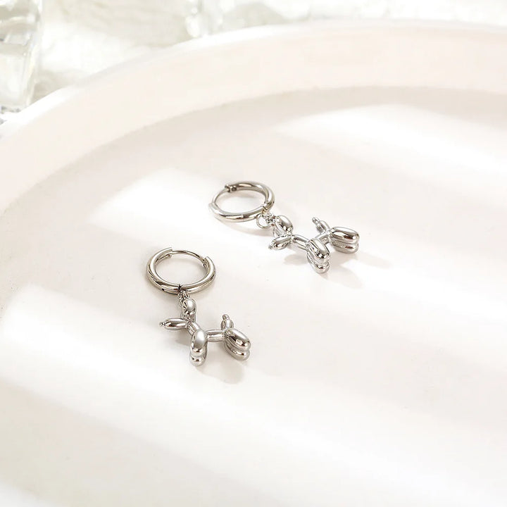 עגילי כלב הבלון המינימליים – חישוק זהב עם תליון כלב משעשע